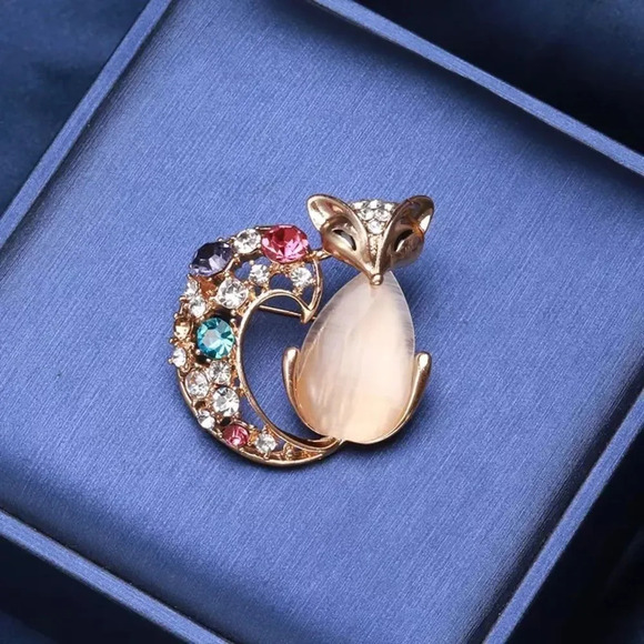 VQ Fox Brooch - Picture 4 of 8